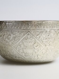 ขันเงินแกะลายวิจิตร สภาพดี