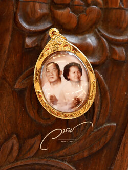 รับทำล็อกเก็ตหินเลี่ยมกรอบทองคำแท้ By WANICH JEWELRY