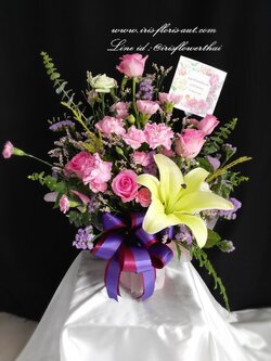 แจกันดอกกุหลาบและลิลลี่