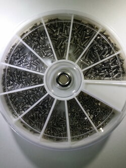 รหัสสินค้า 282 น็อตชุด สแตนเลส 600 pcs ใหม่คุณภาพสูง เหมาะสำหรับนาฬิกา, แว่นตา, electronics หรือสิ่งอื่น, สกรูขนาดเล็ก ชุด ( 600 ชิ้น )