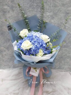 ช่อดอกไฮเดรนเยียและกุหลาบ