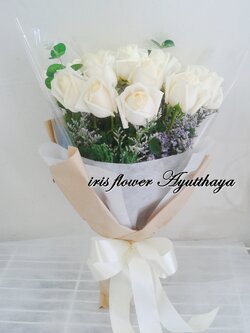 ช่อดอกกุหลาบขาว