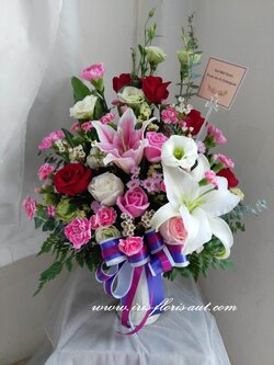 แจกันดอกกุหลาบและลิลลี่