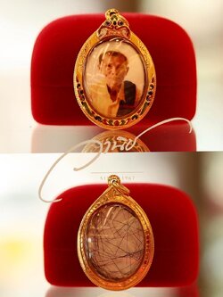 รับทำล็อกเก็ตหินเลี่ยมกรอบทองคำ #ชิ้นนี้ลูกค้าส่งเส้นผมของคุณพ่อมาให้เราใส่ไว้ด้านหลังครับ