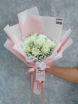 ช่อดอกกุหลาบสีขาวและดอกยิปซี