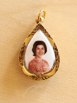 ล็อกเก็ตรูปภาพ เลี่ยมกรอบทองคำทรงหยดน้ำ By WANICH JEWELRY