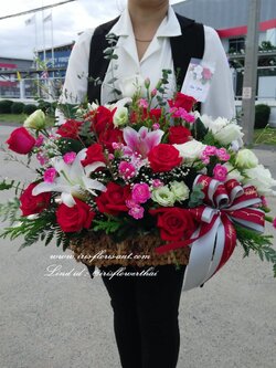 กระเช้าดอกไม้สดโทนสีแดง