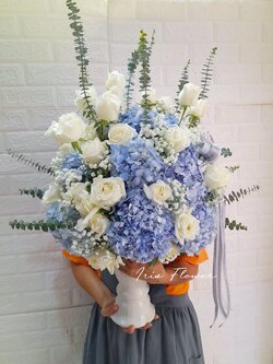 แจกันดอกไฮเดรนเยีย และ กุหลาบ