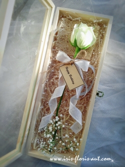 Flower Gift Box กุหลาบขาวในกล่องไม้