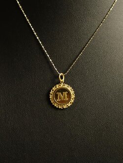 จี้ทองคำ ตัวอักษร “M” แกะลายสวยทั้งหน้าและหลัง พิเศษไม่บวกค่ากำเหน็จ