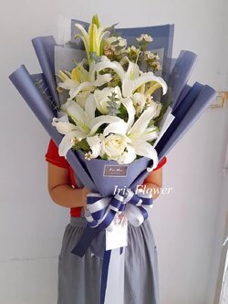 ช่อดอกลิลลี่และกุหลาบสีขาว