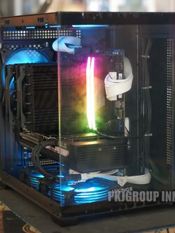 คอมเล่นเกมเคสสวยมือสอง Core Ultra 9 RAM 32 GB SSD 2 ตัว RTX5080 เคสตู้ปลา เครื่องอายุ1-2 เดือน