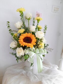 แจกันดอกทานตะวันและกุหลาบ