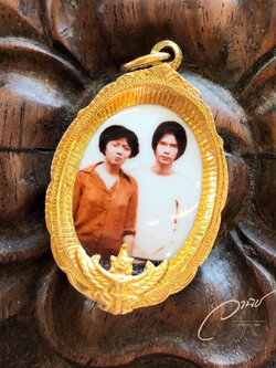 ล็อกเก็ตรูปพ่อแม่ เลี่ยมกรอบทองคำรุ่นเก่า งานพรีเมี่ยม (Gold Locket By WANICH)