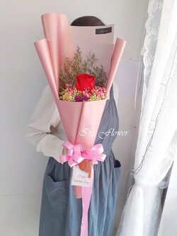 ช่อดอกกุหลาบ 1 ดอก แซมดอกไม้แห้ง (ชมพู)