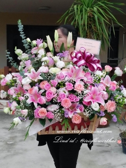 กระเช้าดอกไม้สดโทนสีชมพู