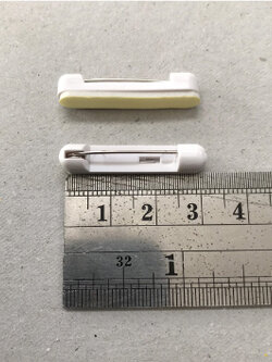 เข็มกลัดติดป้ายชื่อฐานขาว มีกาว