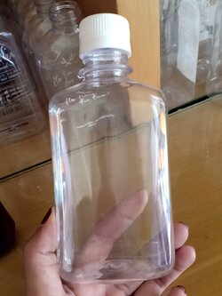 ขวด PET แบนกั๊กรุ่นหนา 250 ml ปาก 28 mm.ฝาพลาสติก ใบละ 8 บาท (แพคละ 90 ใบ)