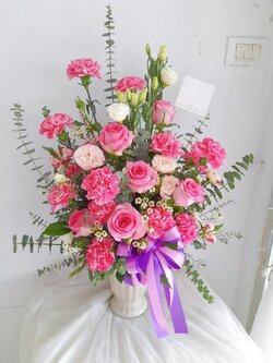 แจกันดอกกุหลาบ และคาร์เนชั่น