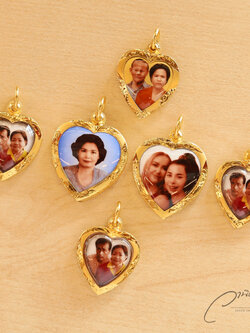 Happy Mother's Day จี้ล็อกเก็ตรูปคุณแม่ เลี่ยมกรอบทองคำ By WANICH