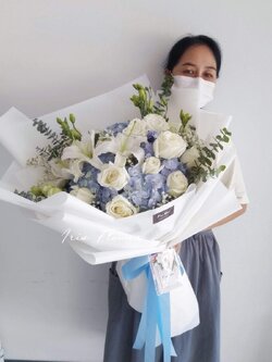 ช่อไฮเดรนเยียและกุหลาบ