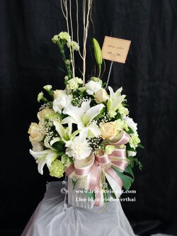 แจกันดอกกุหลาบและลิลลี่