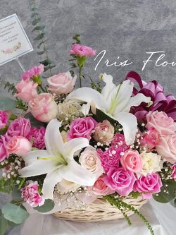 กระเช้าดอกลิลลี่และกุหลาบ