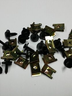 รหัสสินค้า 311 สกรูเกลียวปล่อยสีดำ สกรูติดแหวน : Hex Bolt Head: 8 มม ความยาว: 14 มม. (จากใต้แหวน) แหวนกว้าง 15 มม พร้อม กิ๊บประกอบ จำนวน 20 ชุด