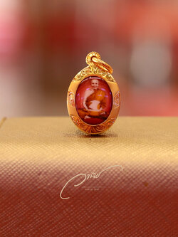 รับทำล็อกเก็ตรูปเหมือนหลวงปู่ดู่ วัดสะแก หรือเกจิองค์อื่นๆ เลี่ยมกรอบทองคำแท้ By WANICH