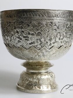 ชุดขันเงินและพานเงินรุ่นเก่า แกะลายต้นไม้และผลไม้