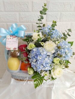 กระเช้าไฮเดรนเยียและผลไม้