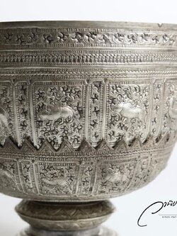 ชุดขันเงินและพานเงินรุ่นเก่า แกะลายนักษัตร 12 ราศี