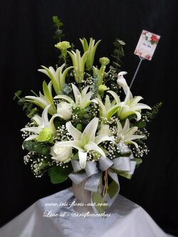 แจกันดอกกุหลาบและลิลลี่