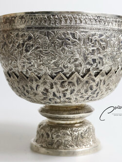 ชุดขันเงินและพานเงินรุ่นเก่า แกะลายเทพนม