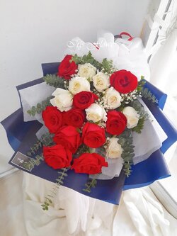 ช่อดอกกุหลาบสีขาวแดง