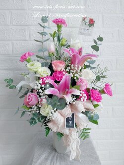 แจกันดอกกุหลาบและลิลลี่