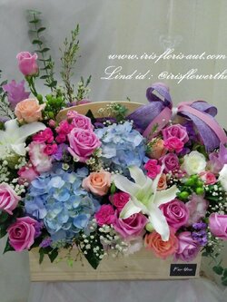 กระเช้าดอกไม้สดโทนสีสดใส