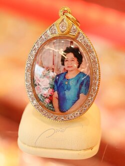 ล็อกเก็ตรูปภาพ เลี่ยมกรอบทองคำแท้ฝังพลอย Gold Locket by WANICH