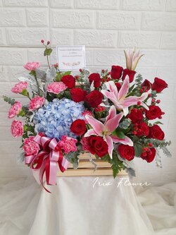 กระเช้าดอกกุหลาบแดงและลิลลี่