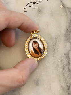 รับทำล็อกเก็ตเลี่ยมทองฝังพลอย ล็อกเก็ตเลี่ยมทอง จี้ล็อกเก็ตฝังพลอย จี้ล็อกเก็ตทอง จี้รูปภาพ จี้รูปพ่อแม่ จี้ทองคำแท้ ล็อคเก็ต Gold Locket