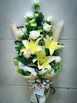 ช่อดอกลินลี่และกุหลาบ