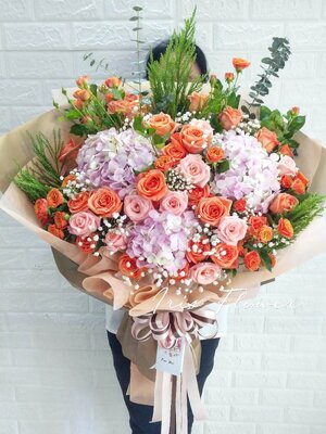 ช่อดอกไฮเดรนเยียและกุหลาบ