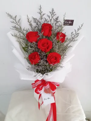 ช่อดอกกุหลาบแดง 6 ดอก