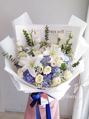 ช่อดอกไฮเดรนเยียและกุหลาบ ลิลลี่