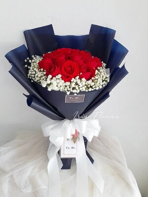 ช่อดอกกุหลาบล้อมด้วยยิปซี