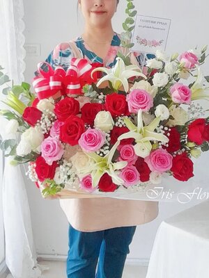 กระเช้าดอกกุหลาบแดง ลิลลี่