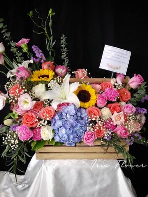 กระเช้าดอกไฮเดรนเยียน ลิลลี่ กุหลาบหลากสี