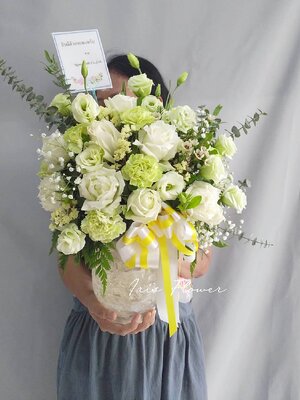 แจกันดอกกุหลาบและดอกไรเซนทัส