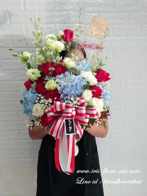 แจกันดอกไฮเดรนเยียและดอกกุหลาบ