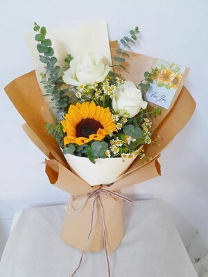 ช่อดอกทานตะวันและกุหลาบ